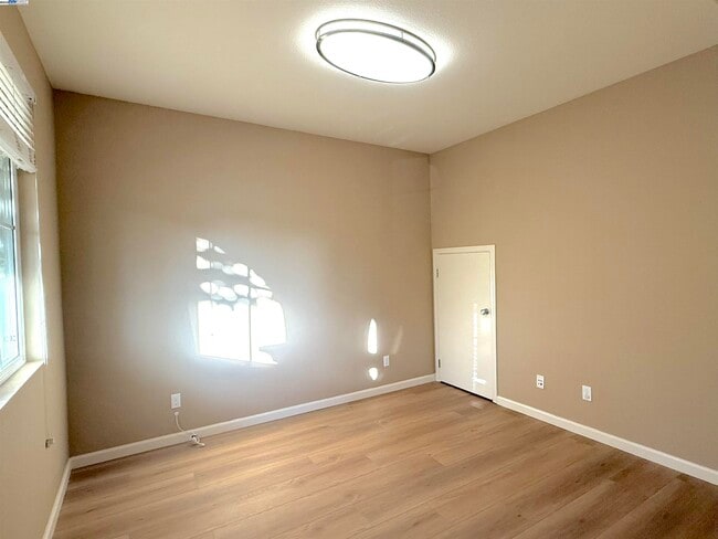 Building Photo - 137 W Questa Trail