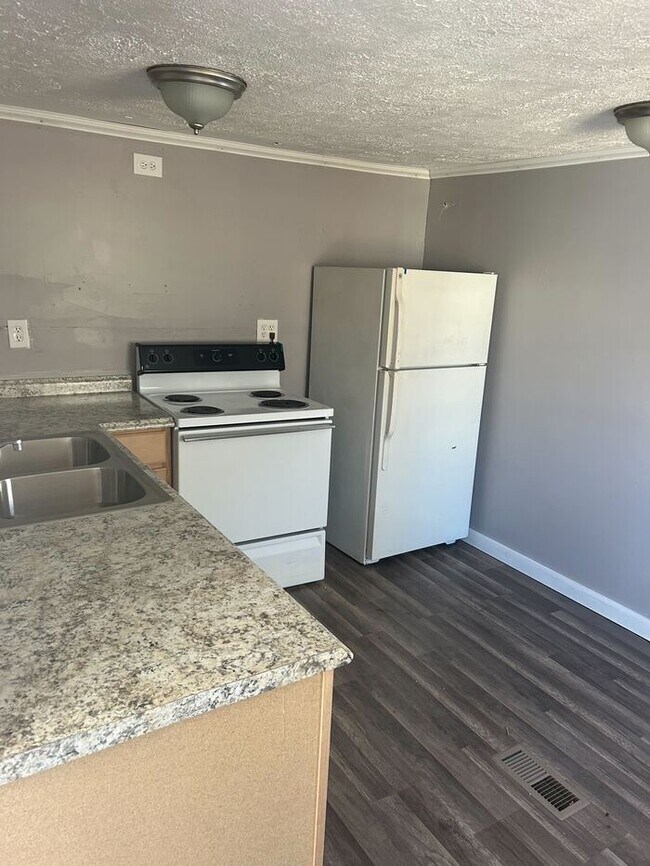 Building Photo - 2 bed 1 bath spacious mobile home 289 Tren...