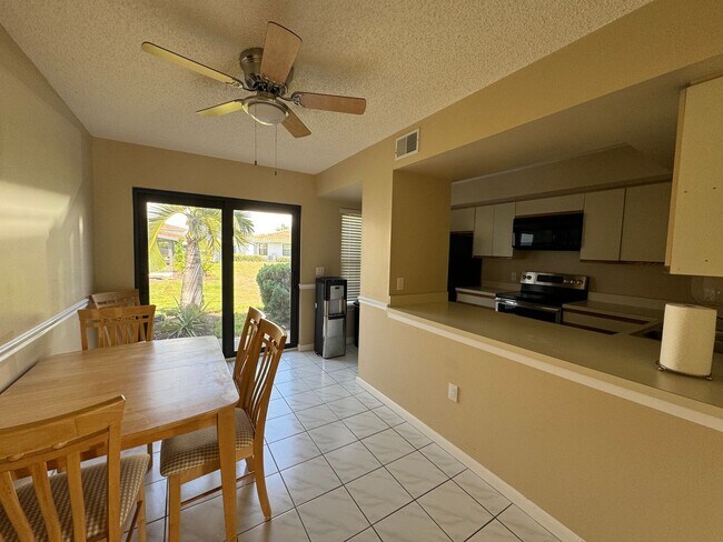 Building Photo - Spacious Mulit-Level 2 Bedroom Townhome-Pa...