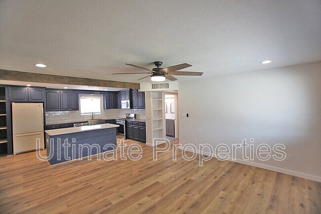 Building Photo - 4129 E Bluefield Ave