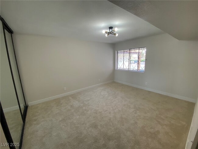 Building Photo - 1405 E Vegas Valley Dr