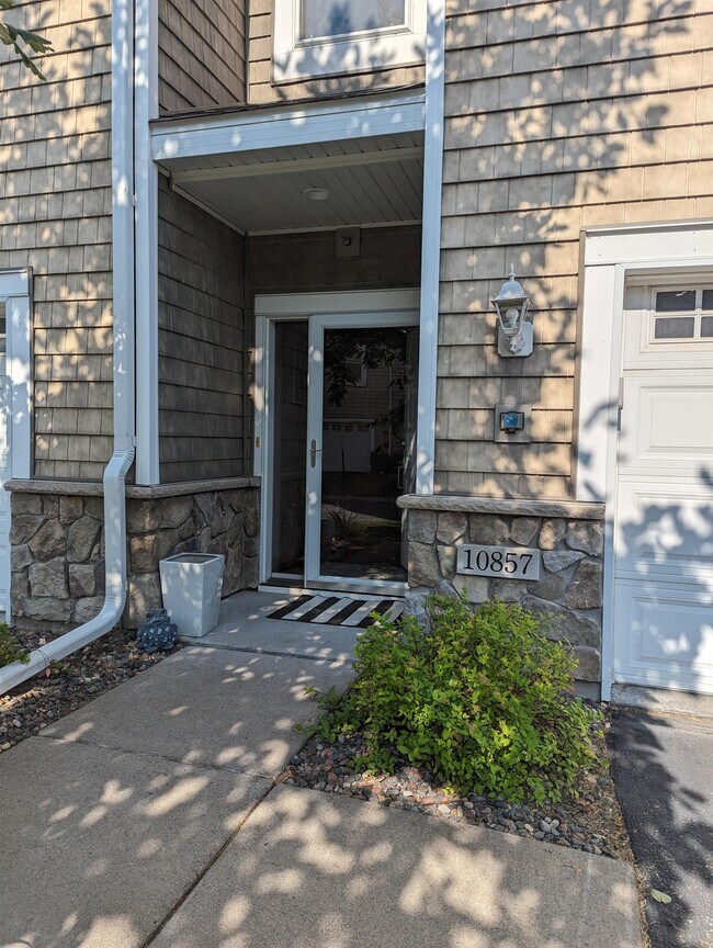 Building Photo - 10857 S Shore Dr