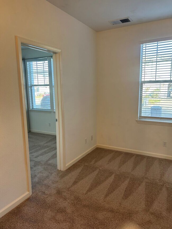 Foto del edificio - Great location- Granny unit available now