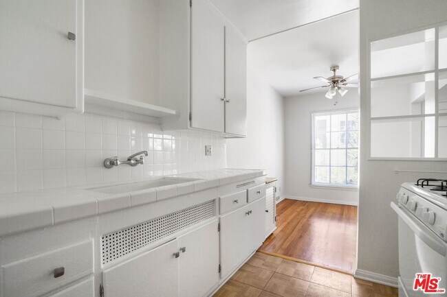 Foto del edificio - 8551 Holloway Dr