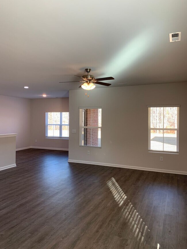 Building Photo - *Pre-leasing* Three Bedroom | Two and a Ha...