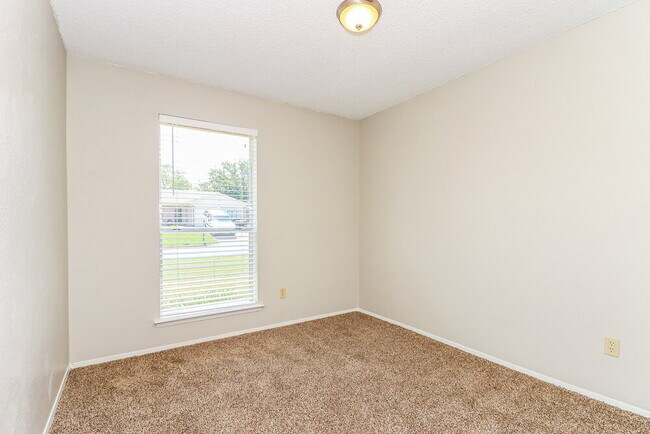 Building Photo - 716 Admiralty Way