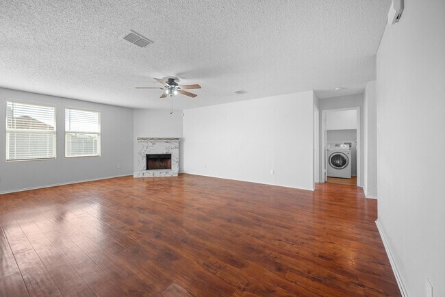 Foto del edificio - 1209 Summerdale Ln