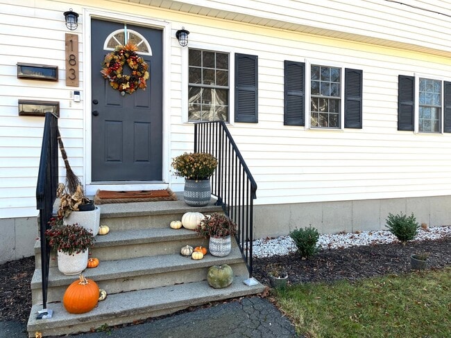 Building Photo - Rosemont Updated 2 Bedroom Unit