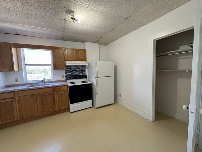 Building Photo - COMING SOON - Cozy Downtown Apartment in N...