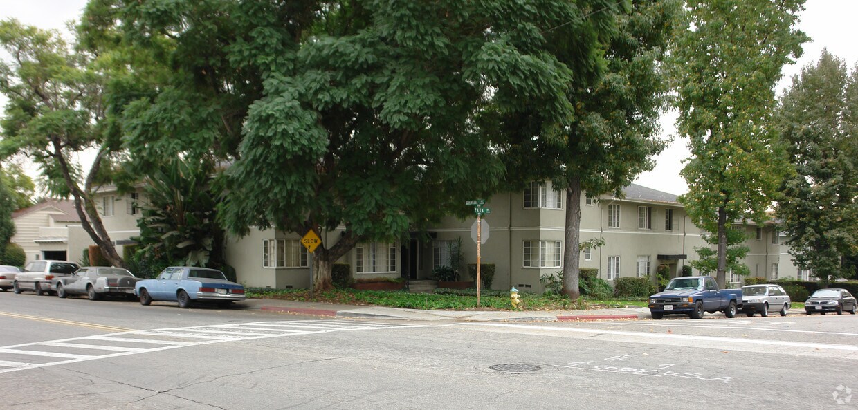 Building Photo - 620 Park Ave