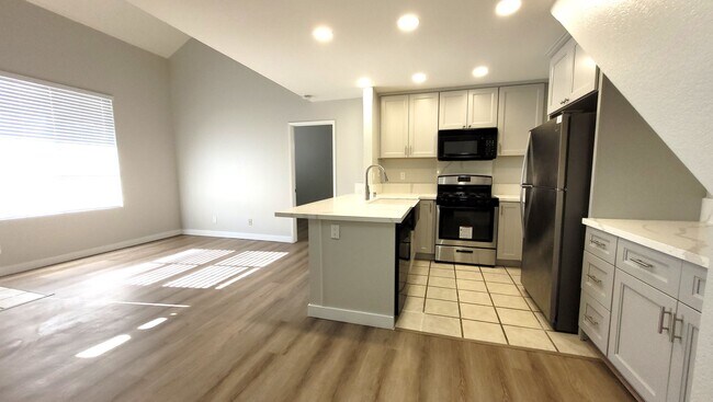 Building Photo - Canyon Bluffs Cutie - Newly Renovated