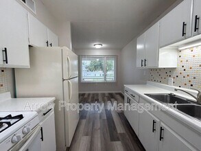 Building Photo - 823 N 6th St