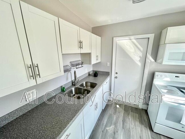 Foto del edificio - 3436 Lucerne Terrace