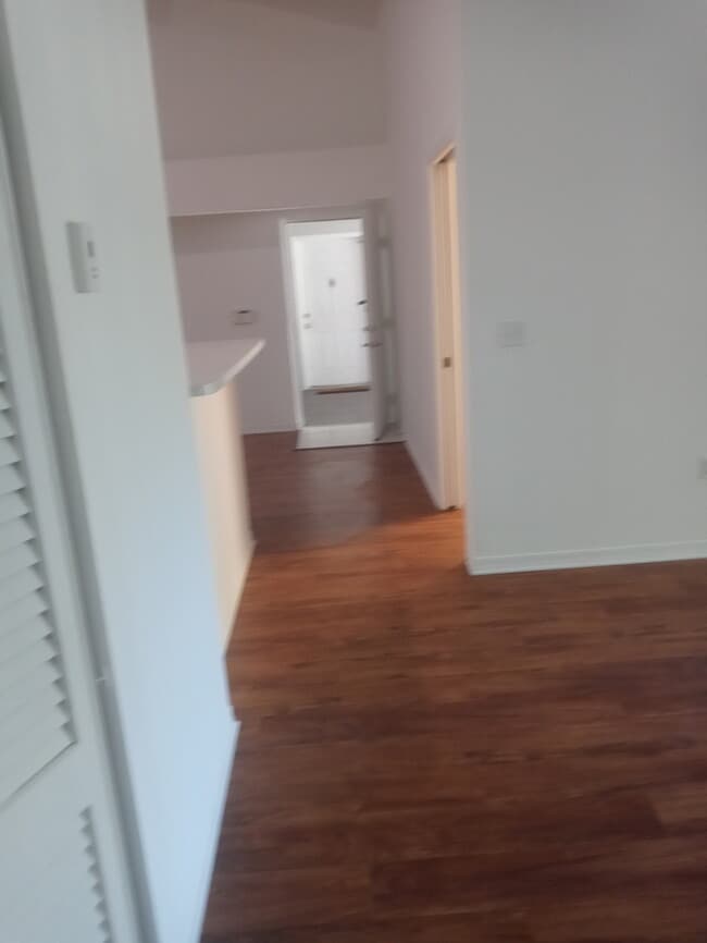 Building Photo - Spacious 2bed/2bath with nice vaulted ceil...