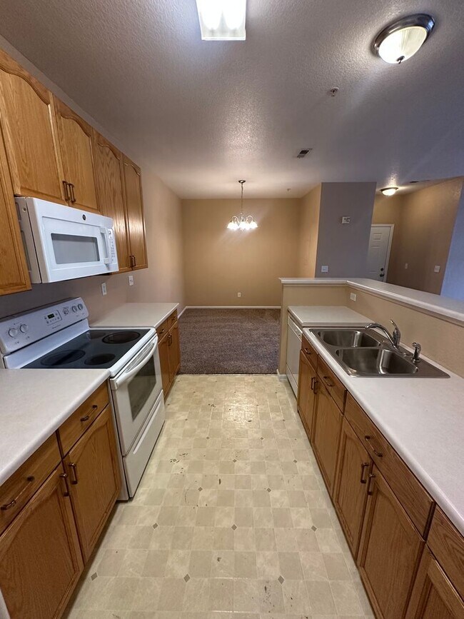 Building Photo - Move in ready 2-bedroom Condo- Community P...