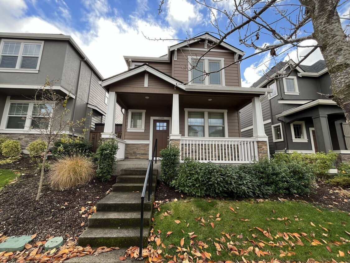 Foto principal - Well-Designed Home with Big Kitchen Island & Upstairs Loft