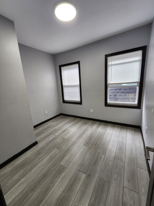 Building Photo - 163 Elwood Ave E