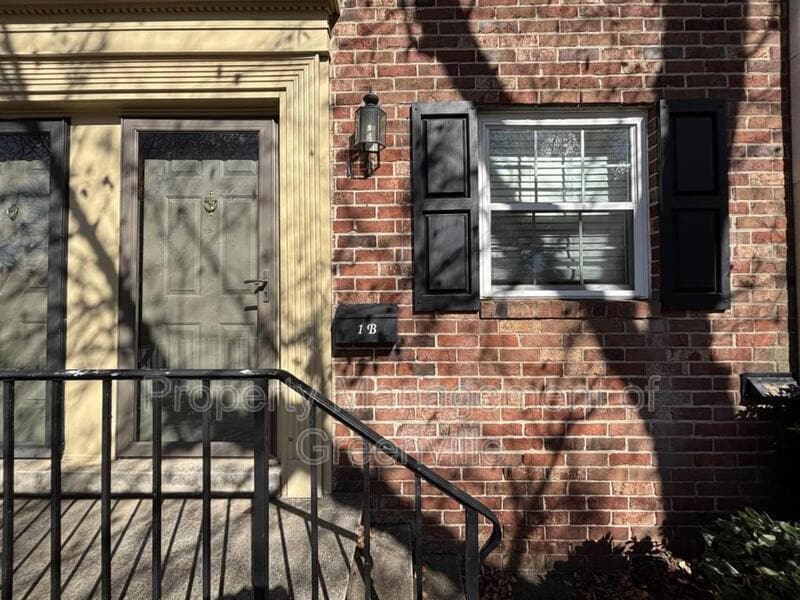 Primary Photo - 2530 E North St