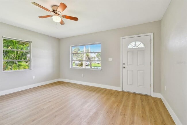 Building Photo - 951 Lantana Ave