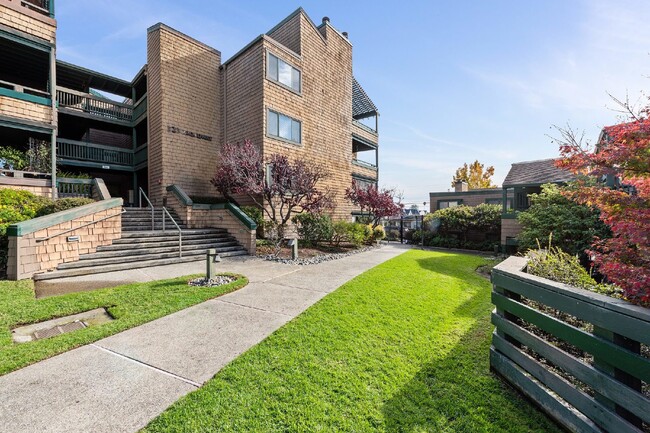 Building Photo - Modern 2 Bed, 2 Bath Condo in fenced commu...