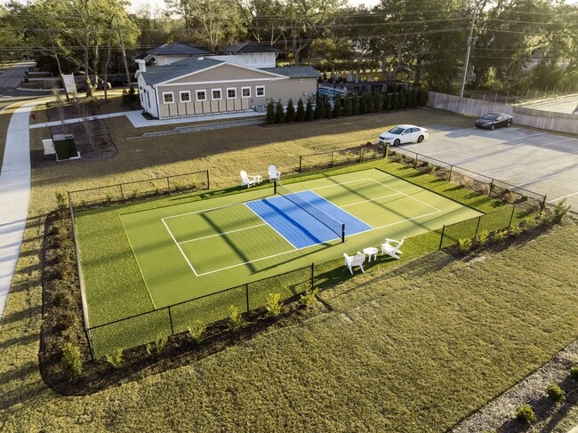 Building Photo - The Nixon