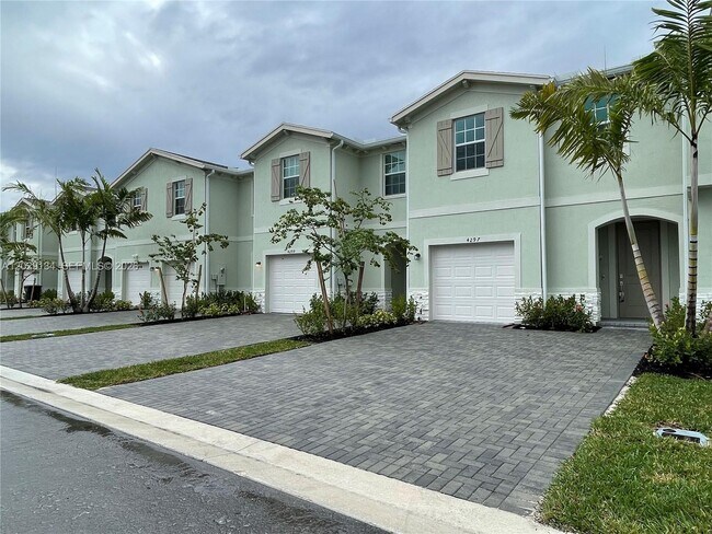 Foto del edificio - 4297 Hammock Grove Dr