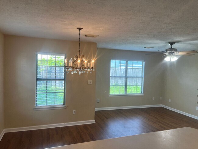 Foto del edificio - 3 Bed 2 Bath Home