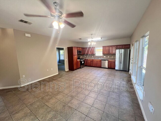 Foto del edificio - 1702 Singleton Ave
