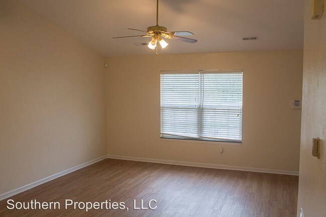 Building Photo - 1709 Lakewood Dr