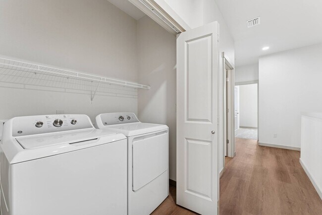 Foto del edificio - Titan Hill Townhomes