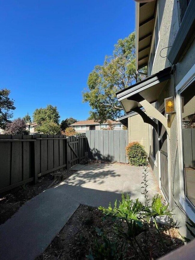 Building Photo - 4685 Persimmon Pl