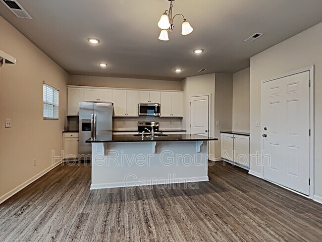 Building Photo - 1050 Cloverdale Ct