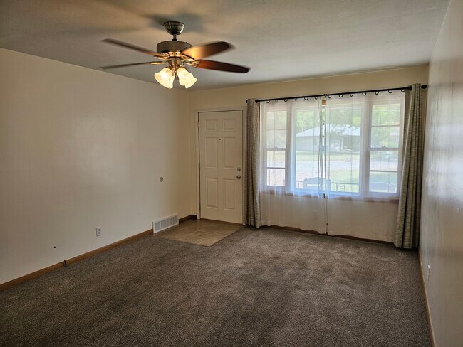 Foto del edificio - 2415 S Poplar Dr