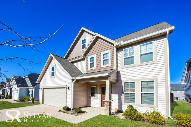 Foto del edificio - Fall in love with this spacious 4BR, 2.5BA...