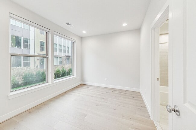 Building Photo - Contemporary 4 bedroom, 3.5 bath Open Concept Townhome!