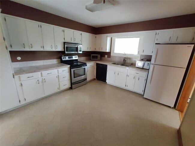 Foto del edificio - 2432 Rhonda Dr