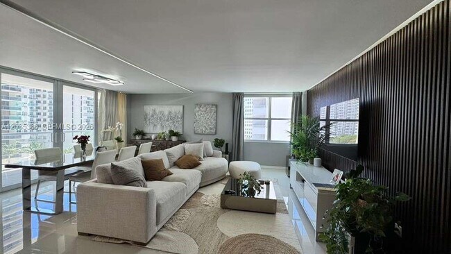 Foto del edificio - 5750 Collins Ave
