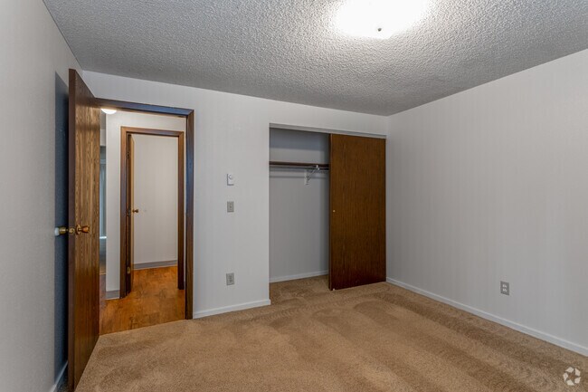 2BR, 1BA - 900SF - The Grove