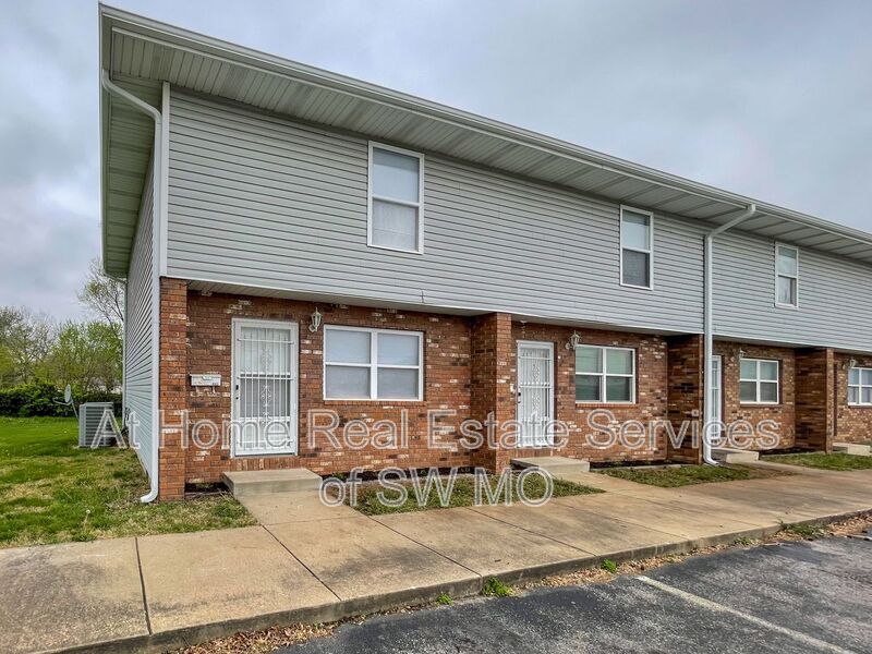 Primary Photo - 647 N Main St