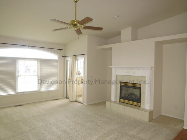 Building Photo - Beautiful 3 Bedroom Townhouse in Gleneagle, Gated Community!