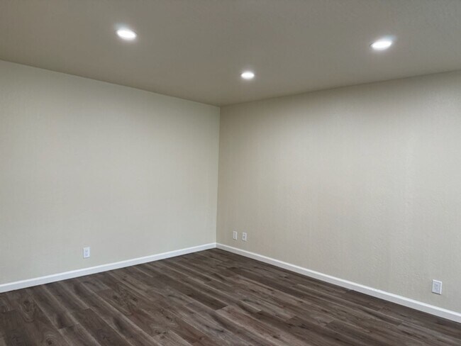 Building Photo - 48-0335