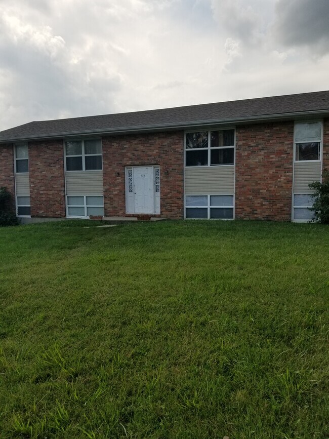 Building Photo - 718 Demaret Dr