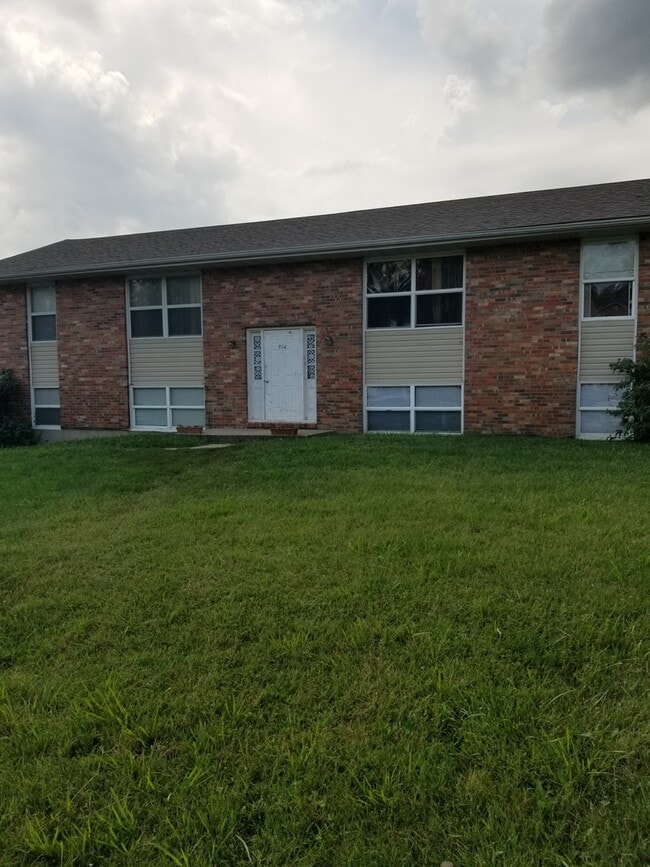 Building Photo - 718 Demaret Dr