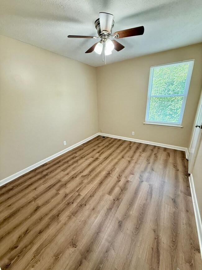 Building Photo - 2 Bedroom 1.5 Bath Duplex near Dan Mills i...