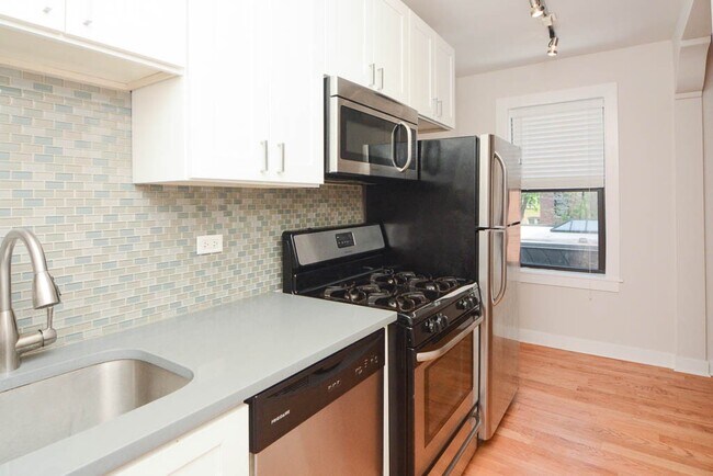 Foto del edificio - 2423 N Kedzie Blvd