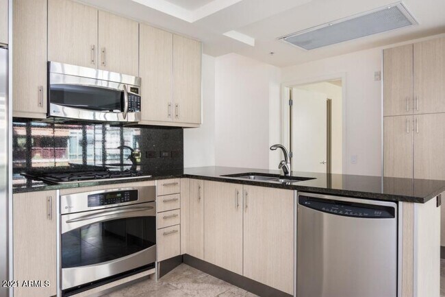 Building Photo - 7117 E Rancho Vista Dr