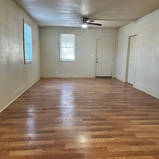 Building Photo - $99 move-in special - 3 Bedroom Home Locat...
