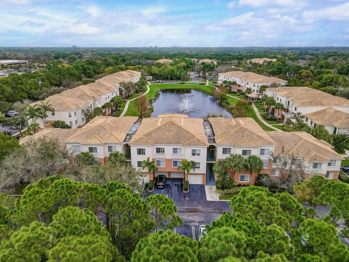 Foto principal - 8305 Myrtlewood Cir W