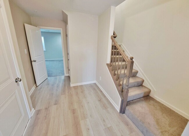 Foto del edificio - 3 Bed / 2-1/2 Bath Single Family Townhome ...