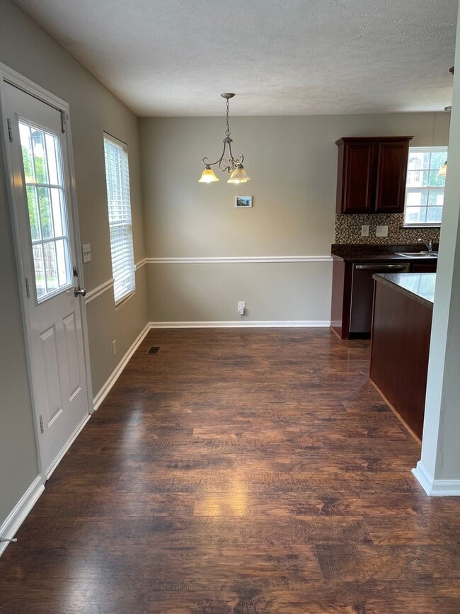 Photo - 617 Niagra Ln House